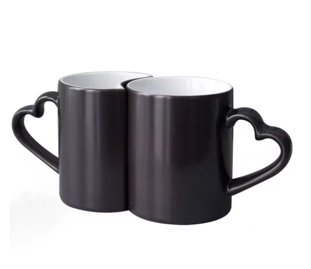 Lot de deux mugs noires magiques - forme de cœur personnalisé Lot de deux mugs noires magiques - forme de cœur personnalisé